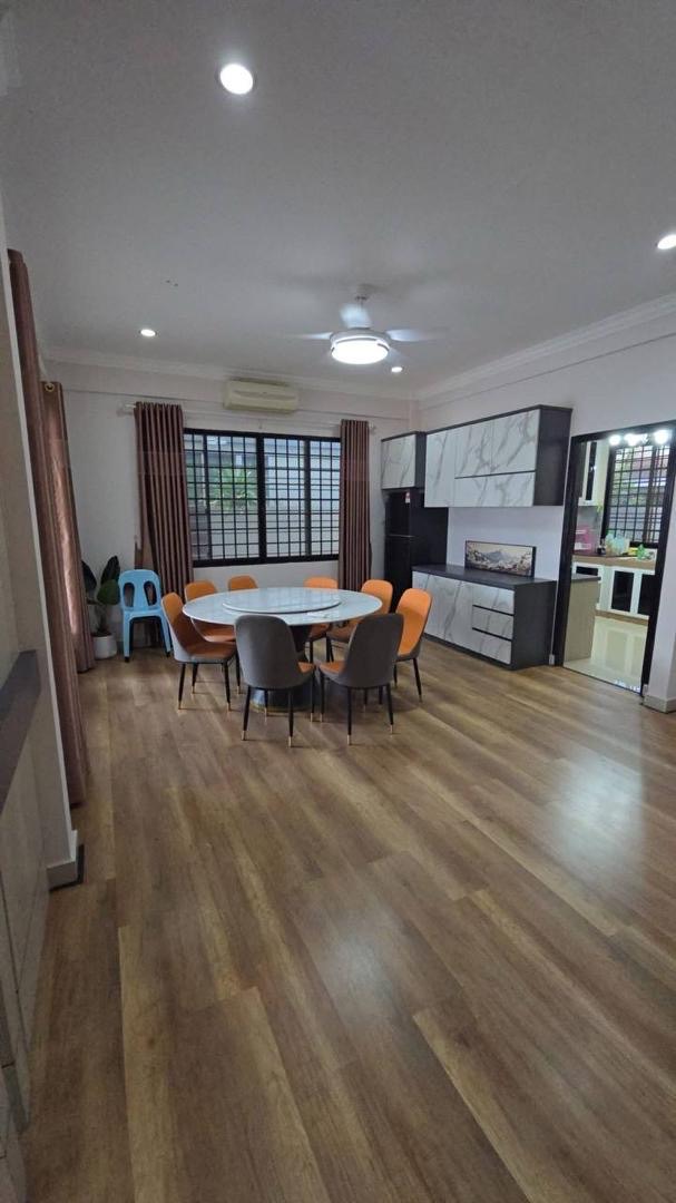 Dining area for families and groups