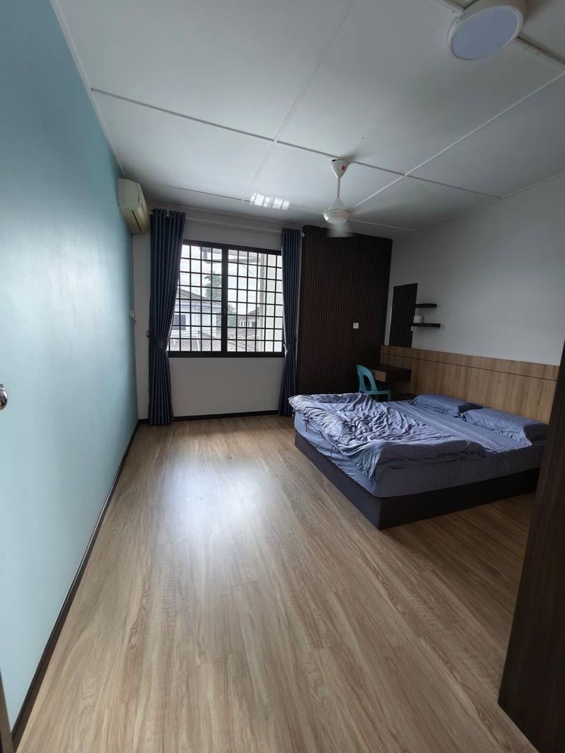 Spacious guest bedroom